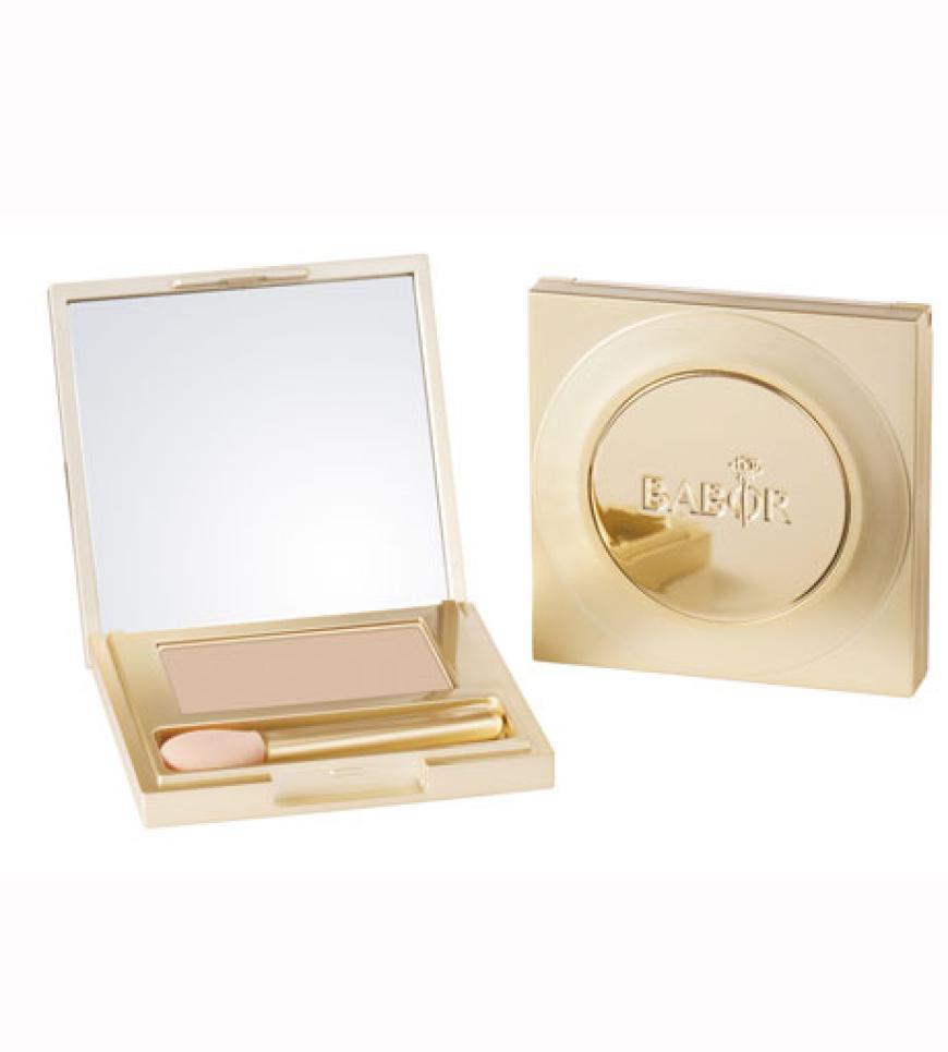 Damit das Augen-Make-up auch garantiert hält und nichts verwischt, empfiehlt es sich eine Eye Shadow Base zu verwenden. So setzt sich keine Farbe in der Lidfalte ab und das Make-up hält verlässlich den ganzen Abend lang.