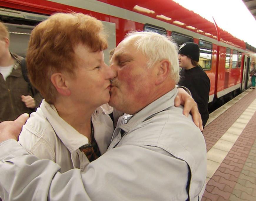 Die zweite Sendung: Dieter holt seine Renate vom Bahnhof ab. Die beiden fallen sich in die Arme, küssen sich. Ein guter Start in die Hofwoche!