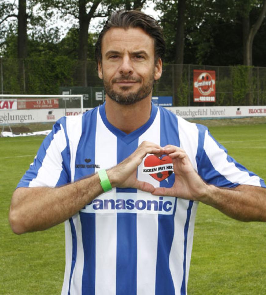 Das Herz von Schauspieler Stefan Luca schlägt nicht nur für Fußball, sondern auch für Kinder. Übrigens: Mit den Einnahmen des Benefizspiels wird die Kinderherzstation des UKE unterstützt