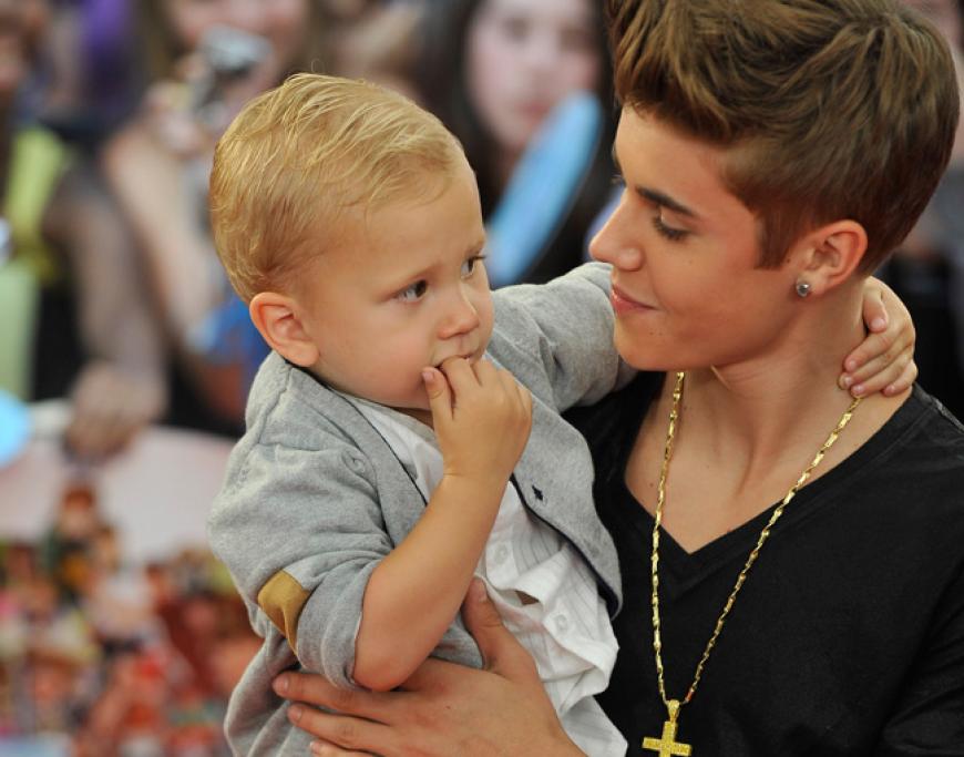 Seine Familie ist Justin sehr wichtig - hier brachte er seinen kleinen Halbbruder Jaxon mit zu den