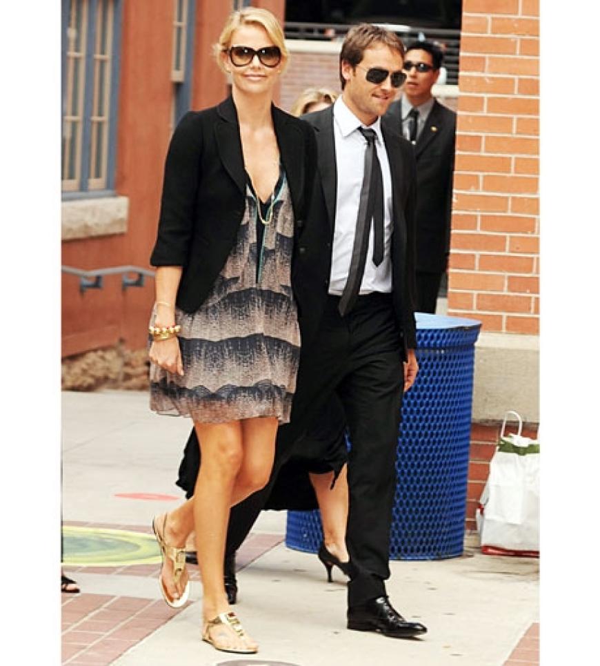 Endlich bequeme Schuhe! Statt auf High Heels machen wir in diesem Sommer in den neuen
Riemchensandalen eine gute Figur! Auch Charlize Theron stehen sie gut