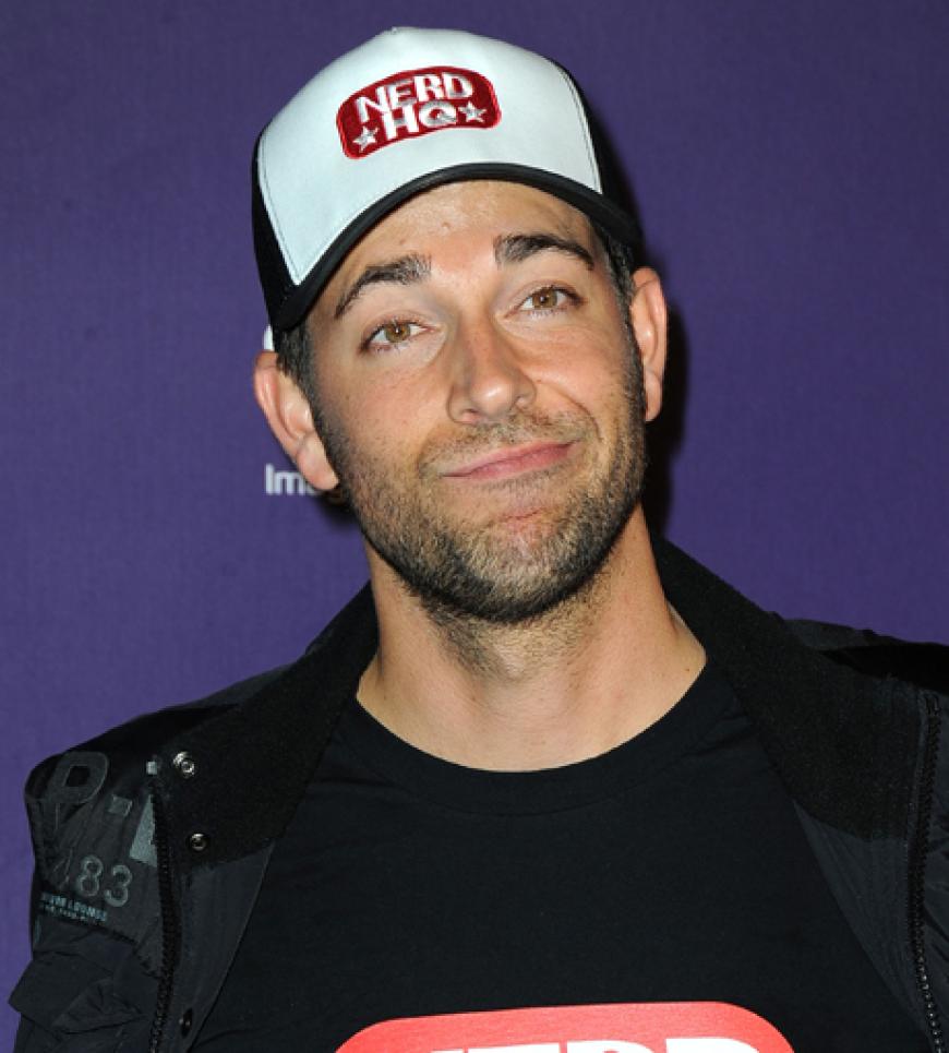 Zachary Levy mit coolem Cap