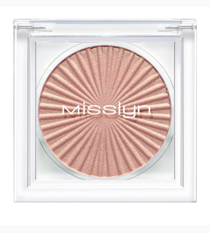Kylies zarter Nude-Eyeshadow passt perfekt zur Rouge- und Lipglossfarbe.