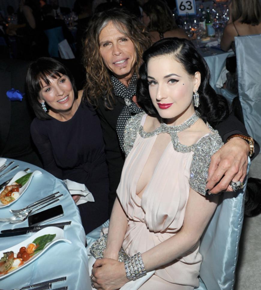 Steven Tyler umarmt Dita Von Teese