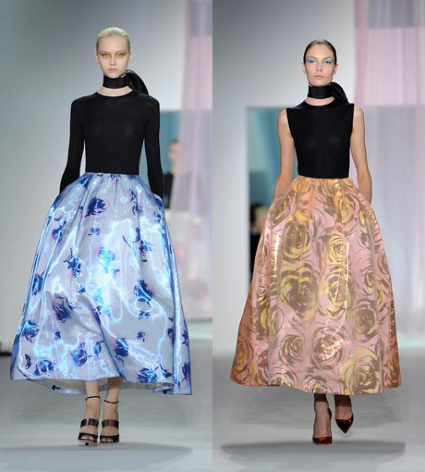 Designer Raf Simons überzieht bei Dior weite Blumenröcke mit schimmernden Organzastoffen und verleiht ihnen so einen tollen Glanz.