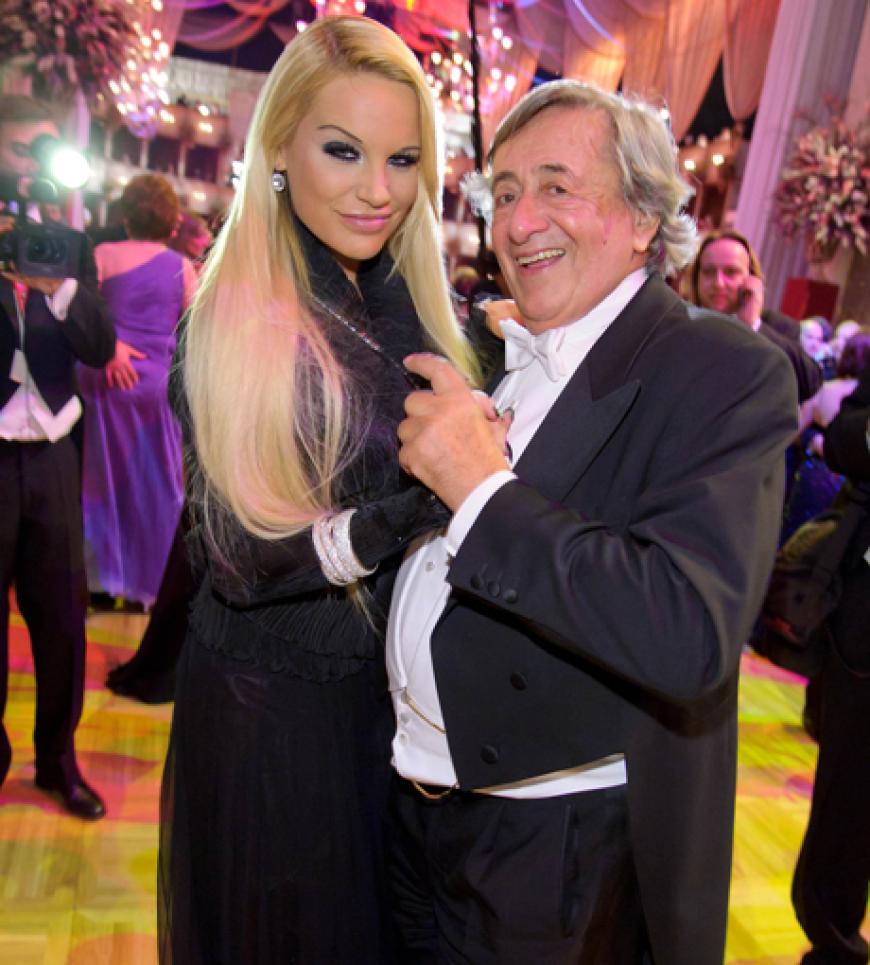 Huch, wer schwingt denn da das Tanzbein? Eine zugeknöpfte Gina-Lisa Lohfink mit Unternehmer Richard Lugner