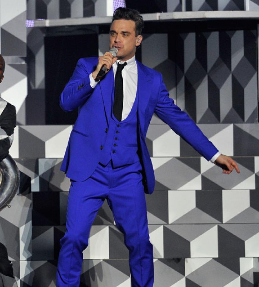 Heimspiel für Robbie Williams. Er performte gut gelaunt in einem strahlend blauen Anzug