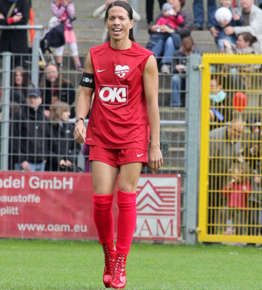 Der heimliche Star des Charity-Events war Jorge Gonzalez, der mit roten High Heels kickte