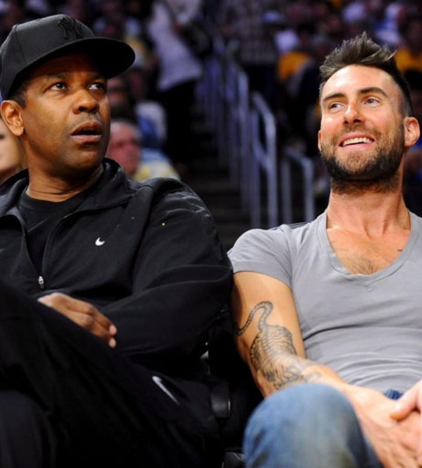 Denzel Washington und Adam Levine genießen die Stimmung und feuern ihre Mannschaft an