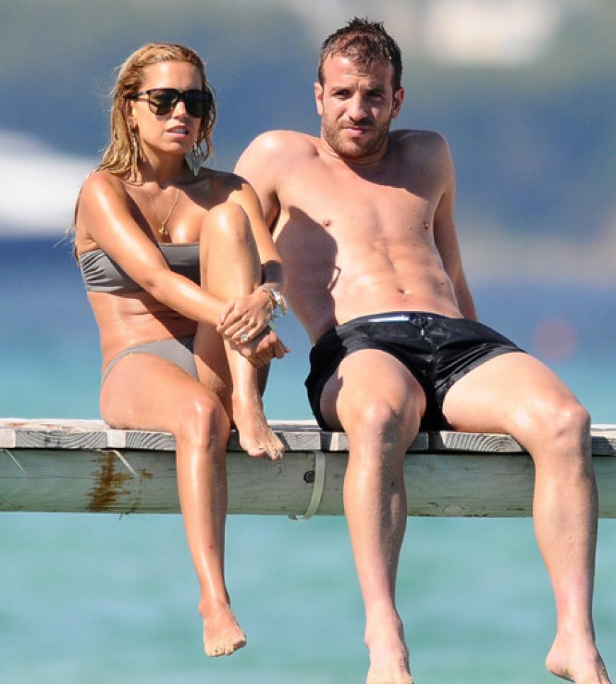 Auszeit nach der Fußball-Europameisterschaft: Nachdem die Niederlande schon in der Vorrunde ausgeschieden sind, haben Kicker Rafael van der Vaart und seine Frau Sylvie die Sonne in Saint Tropez genossen