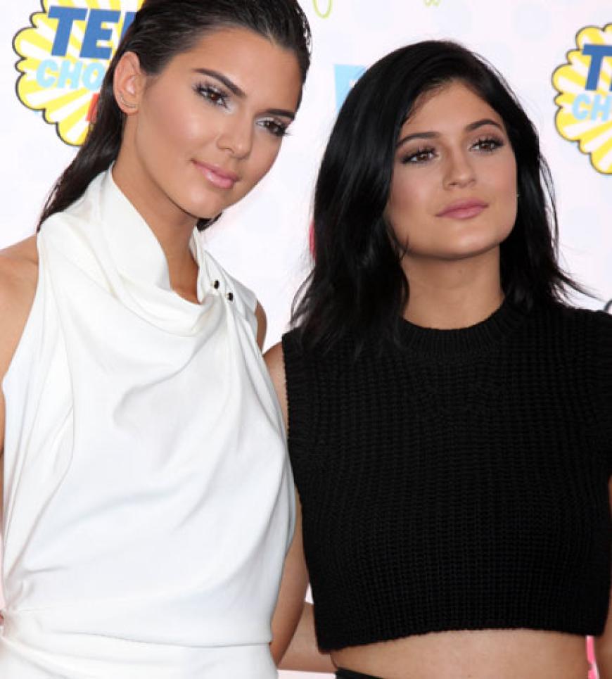 Es sind Kendall (li.) und Kylie Jenner! Die Halbschwestern von Kim Kardashian sind auf jedem angesagten Event; Kendall lief sogar schon für Chanel über den Catwalk