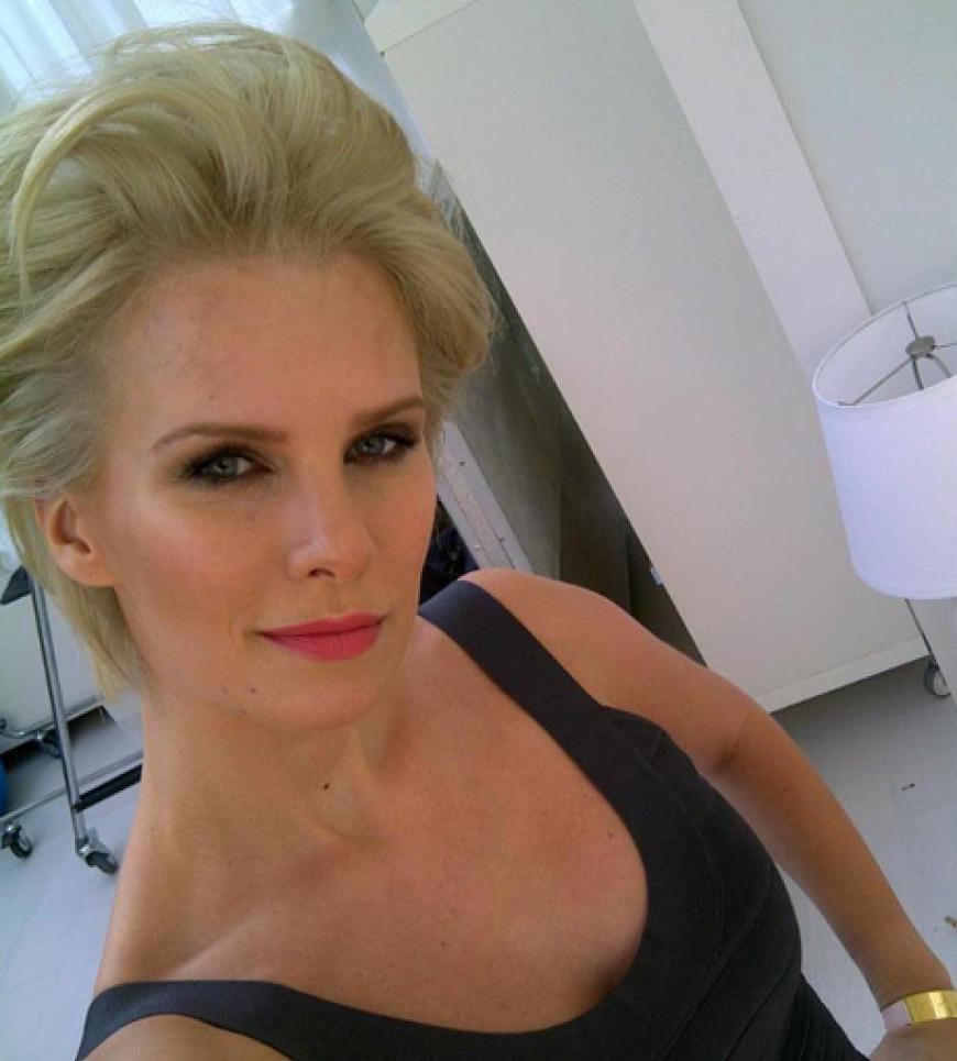 Monica Ivancan präsentiert sich mit neuer Frisur