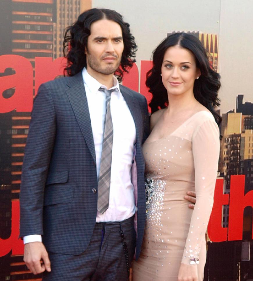 Richtig glücklich sieht anders aus. Katy Perry und Russell posieren eher ernst als verliebt. Ob was an den Krisen-Gerüchten dran ist?