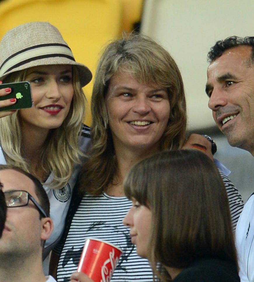 Lena Gercke mit ihren Schwiegereltern in Spe -´ den Eltern von Sami Khedira