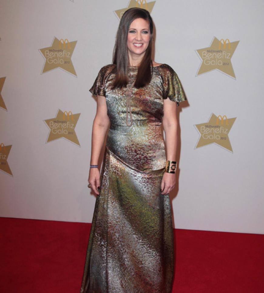 Die Moderatorin Dana Schweiger strahlt wie immer auf einer Benefiz Gala der Mc Donalds Kinderhilfe. Liebe Dana, du als Ex-Model solltest aber wissen, dass Seidenkleider vohandene Pölsterchen besonders gut zur Geltung kommen lassen...
