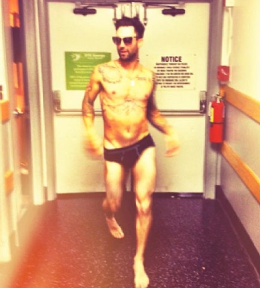 Hat Maroon-5-Star Adam Levine womöglich seinen Job verfehlt? Hier zeigt er, dass er wohl auch gern Model geworden wäre...