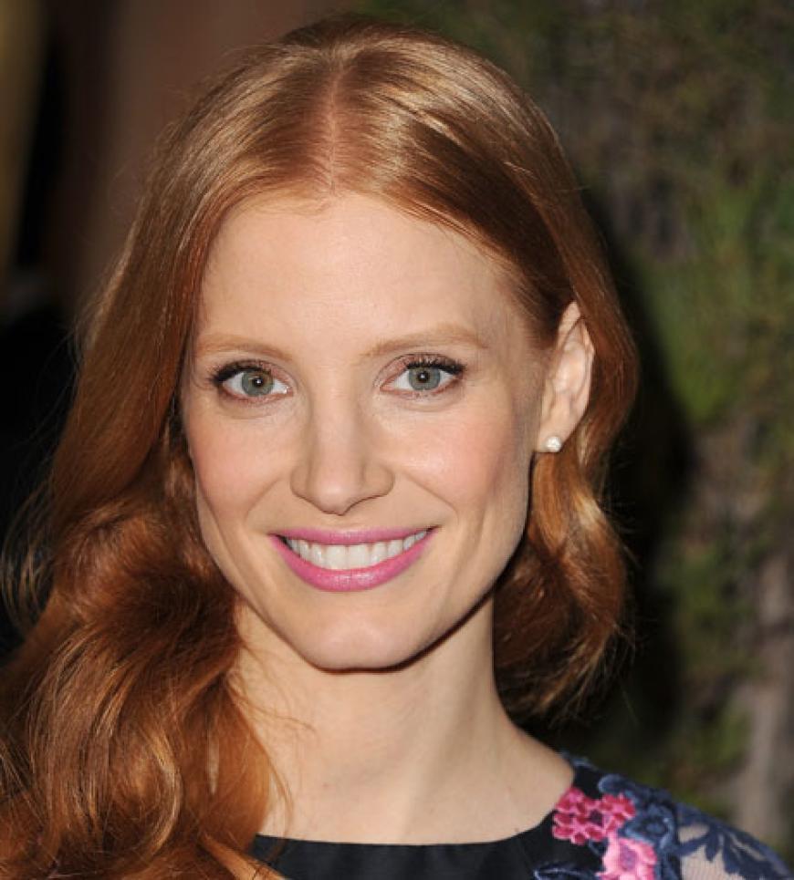 Wow! Dieses Make-up von Jessica Chastain erinnert uns an den Frühling, auf den wir schon sehnlichst warten. Rosa, Apricot und Kupfer, die Schauspielerin hat für ihren Look frische Farbtöne verwendet. Wie Sie den einfach nachstylen können, sehen Sie in dieser Fotostrecke …