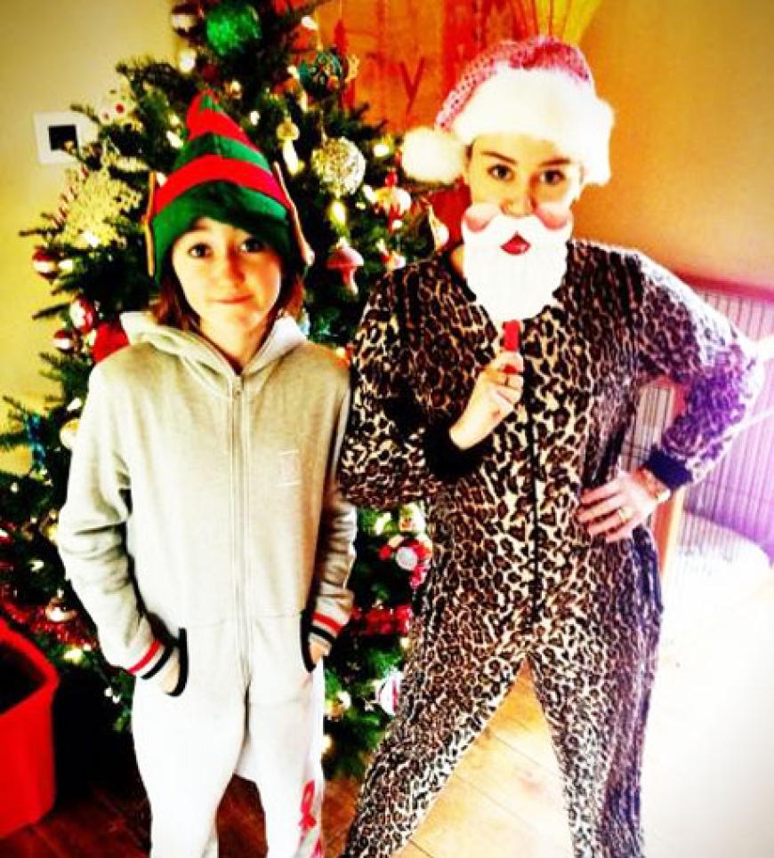 Miley Cyrus und ihre Schwester Noah freuen isch schon auf die Bescherung