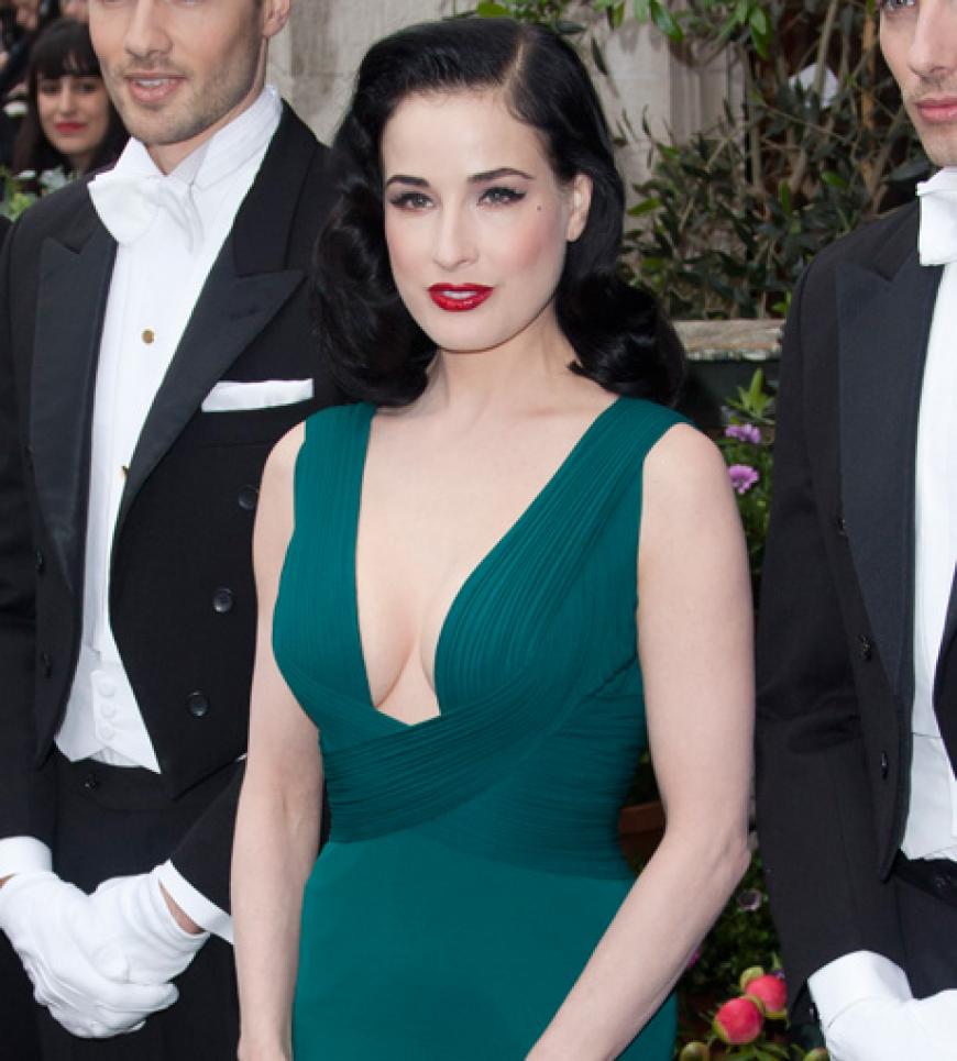 Dita von Teese bei einer Veranstaltung im Mai 2012 in London. Dort wirken ihre Brüste deutlich kleiner