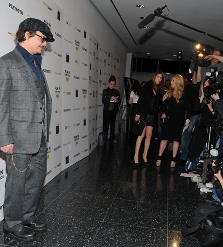 Eigentlich lebt Johnny Depp sehr zurückgezogen - umso mehr freuen sich die Fotografen, wenn sie ihn mal vor die Kamera bekommen
