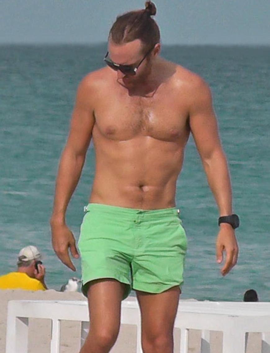 Erkennen Sie diesen Superbody? Dieser Promi erholt sich derzeit am Strand von Miami. Na, eine Ahnung wer es ist?