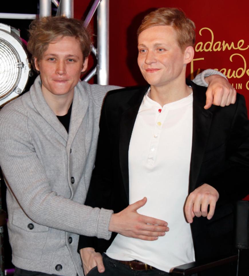 Robert Pattinson hat eine, Thomas Gottschalk hat eine - und jetzt hat auch Schauspieler Matthias Schweighöfer seine eigene Wachsfigur bei Madame Tussauds in Berlin