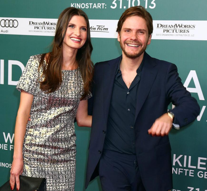 Daniel Brühl legte mit seiner Freundin einen Lächel-Marathon für die Fotografen hin