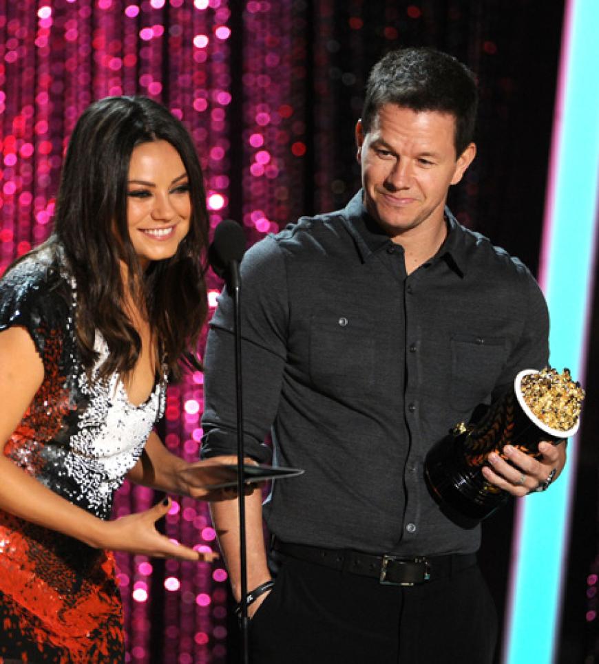 Mila Kunis und Mark Wahlberg überreichten den ersten Award des Abend in der Kategorie