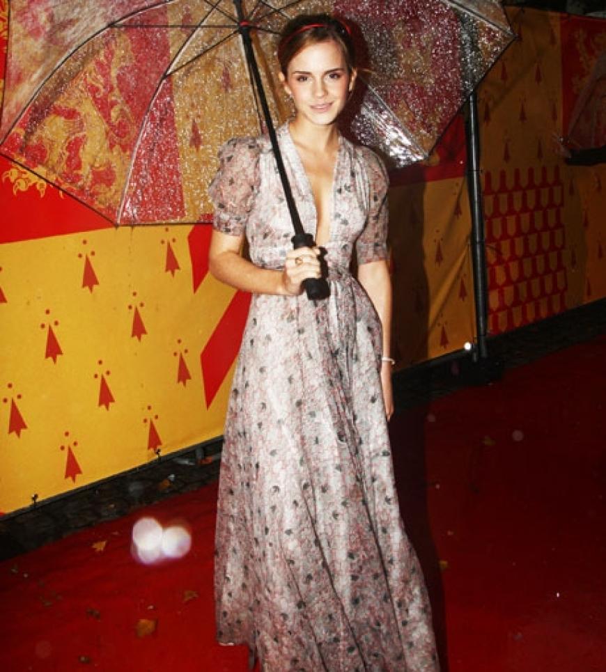 Emma Watson hatte nicht nur mit dem Regen zu kämpfen: Auch der Wind setzte ihr zu