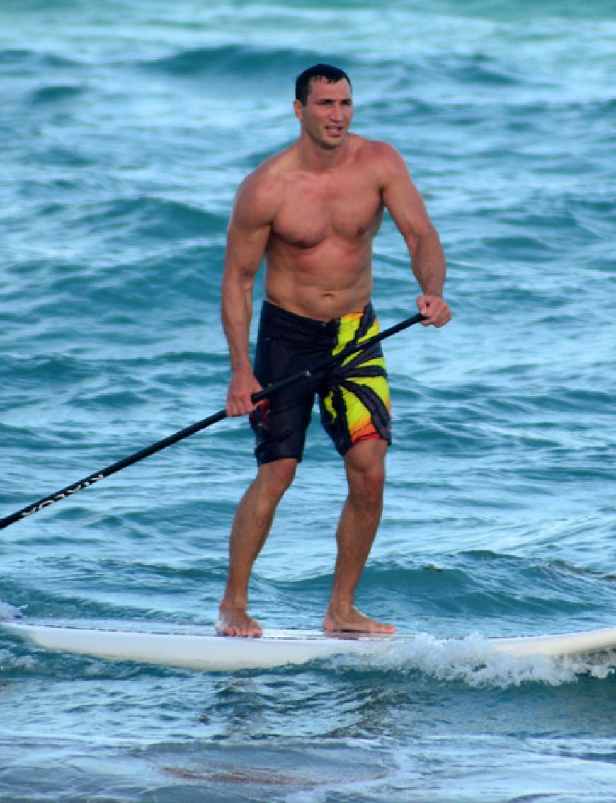 Beim Stand Up Paddling zeigt sich der sanfte Riese in den Wellen vor Südflorida, USA