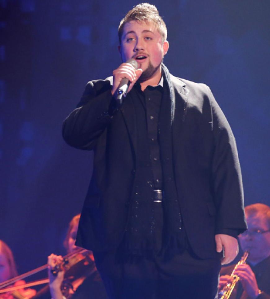 Simone Ciccarese überzeugte zwar mit seiner Stimme, am Ende reichte es nicht für den Einzug ins Finale. Vielleicht lag es auch an seiner Show? Er musste zwei Mal singen, weil er beim ersten Auftritt im Nebel versank