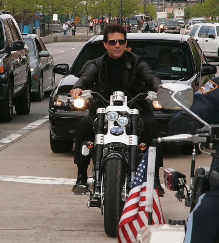 Tom Cruise bikt zu einer Filmpremiere. Doch leider hat der Hollywood-Schauspieler nicht an seine Sicherheit gedacht - er trägt keinen Helm