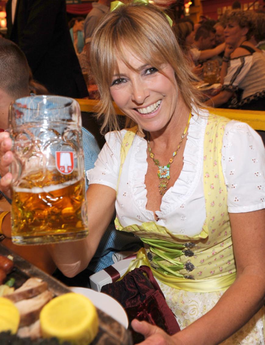 Prost! Gundis Zambo mit einer Maß