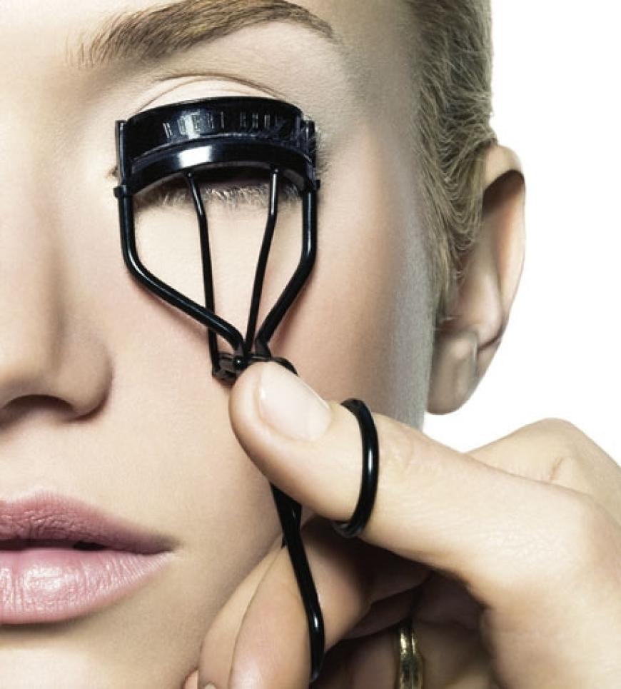 Für den perfekten Schwung: Sie können die Wimpern vor dem Tuschen mit einer Wimpernzange formen. Heben Sie sanft das Lid, setzen Sie die Zange an und biegen Sie die Wimpern 5 bis 10 Sekunden nach oben.