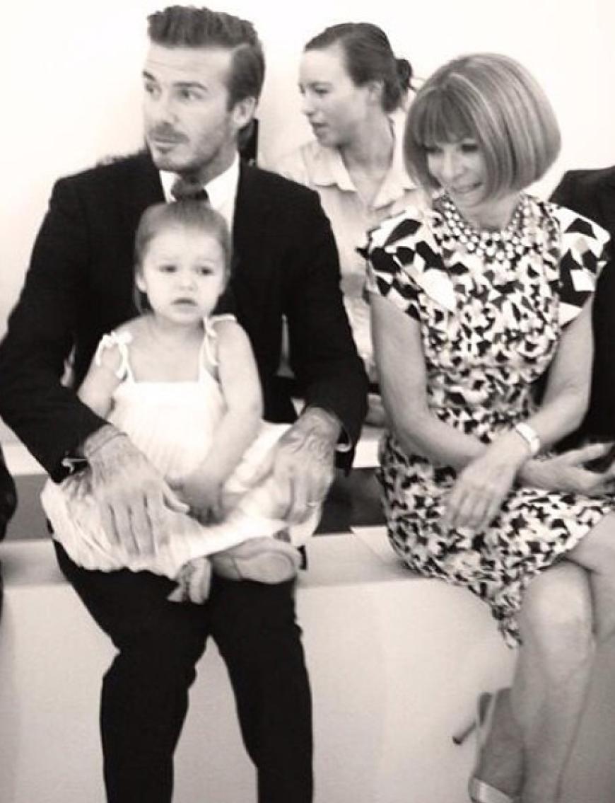 Auch Familie Beckham ist im Big Apple. David und Tochter Harper Seven durften sich neben Anna Wintour bei der Show von Victoria Beckham platzieren