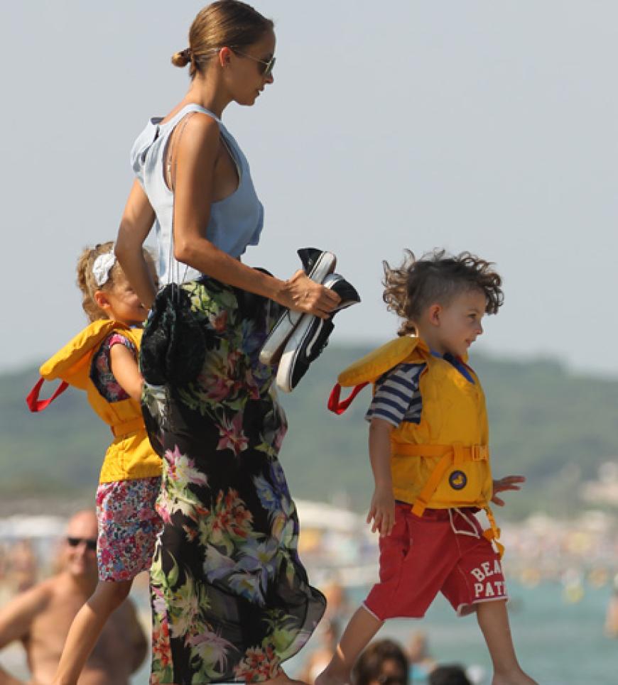 Nicole Richie entspannt mit ihren Kindern Harlow und Sparrow in St. Tropez