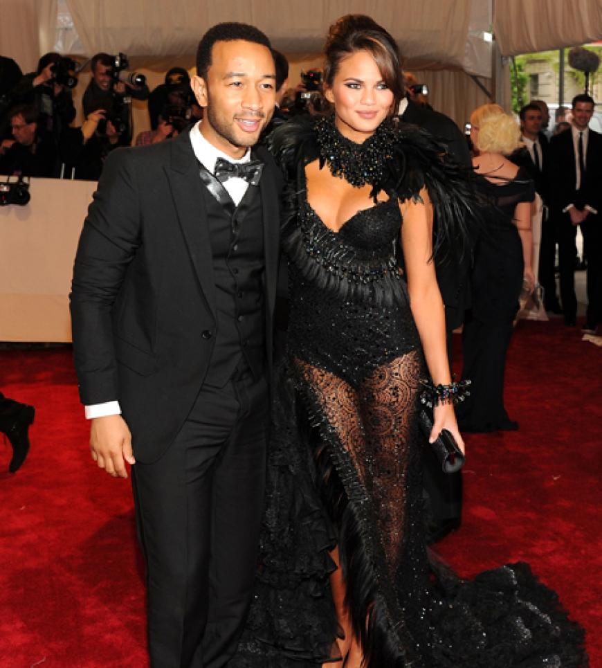 Sänger John Legend hielt seine hübsche Freundin Christine Teigen fest im Arm