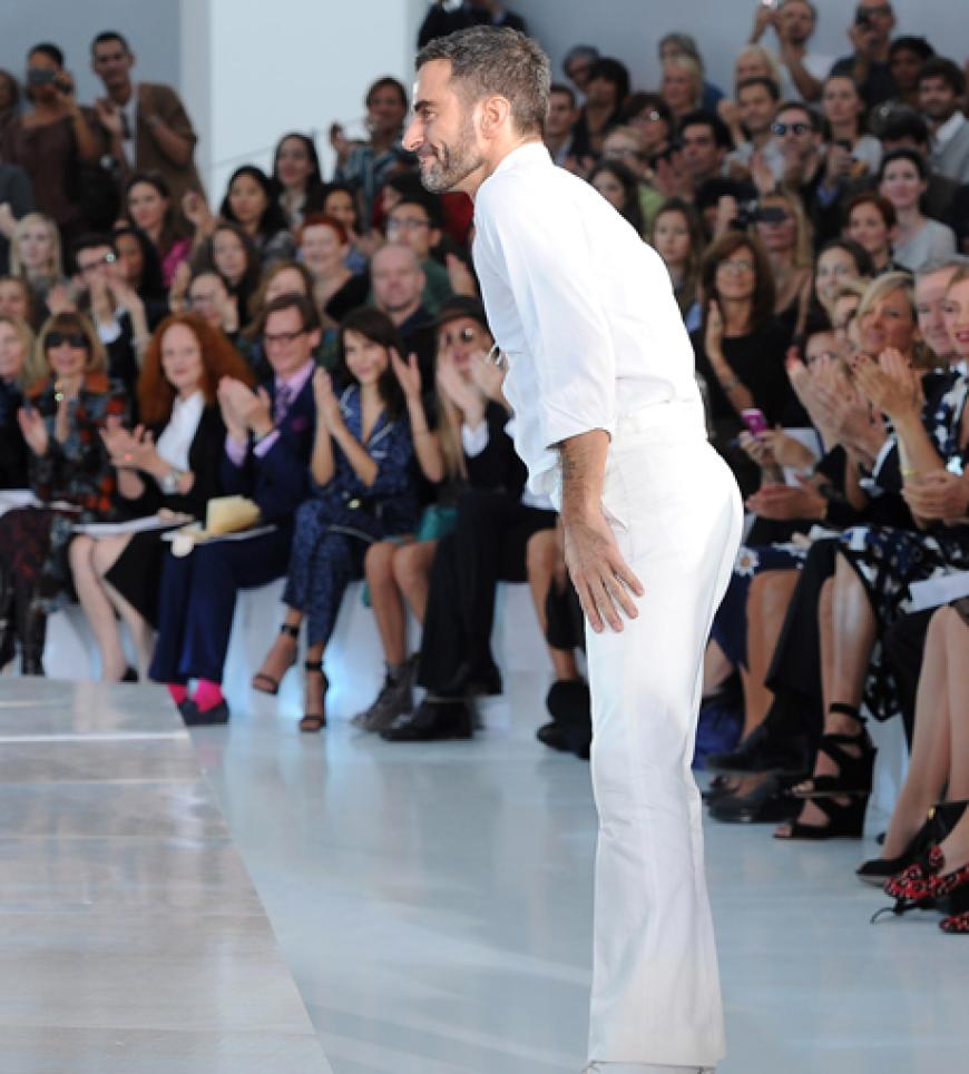 Wenn Marc Jacobs ruft, kommen sie alle. Das Haus ist voll - der Designer lässt sich vom Publikum feiern