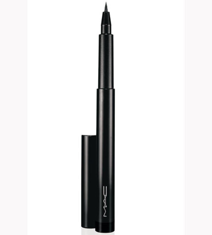 Jetzt noch einen Lidstrich mit´ schwarzem Fluid-Liner ziehen.´