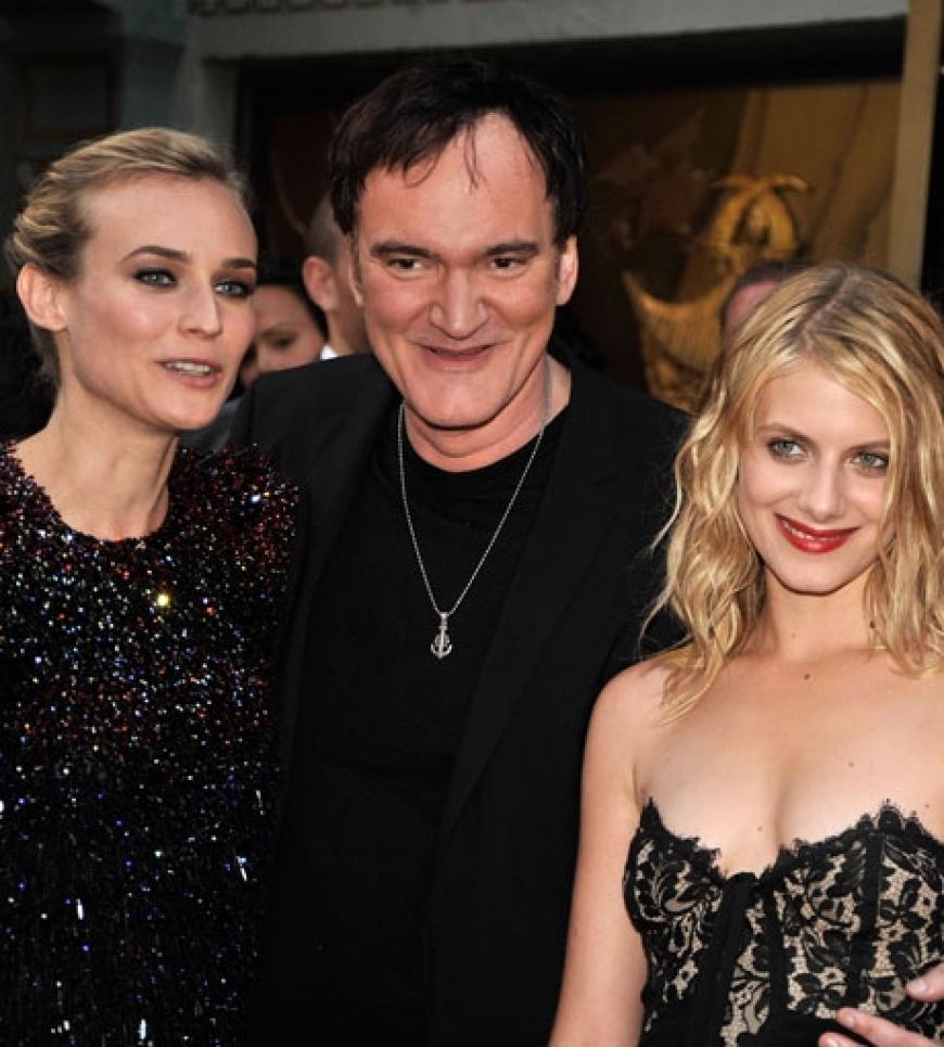 Regisseur Quentin Tarantino posiert mit seinen weiblichen Hauptdarstellern