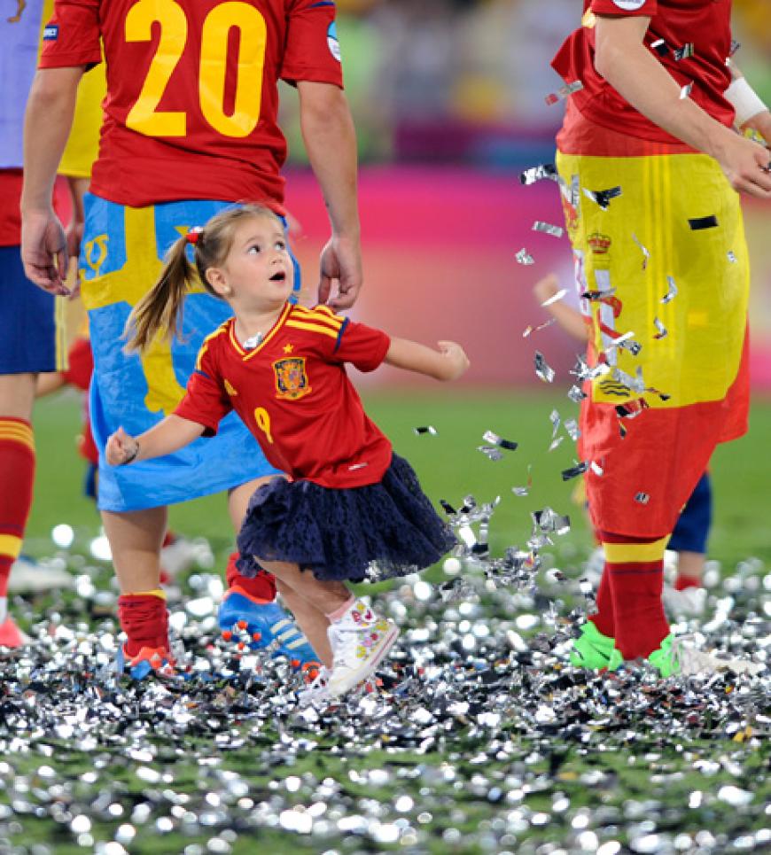 Und auch Nora, Tochter von Stürmer Fernando Torres, springt und hüpft vor lauter Freude