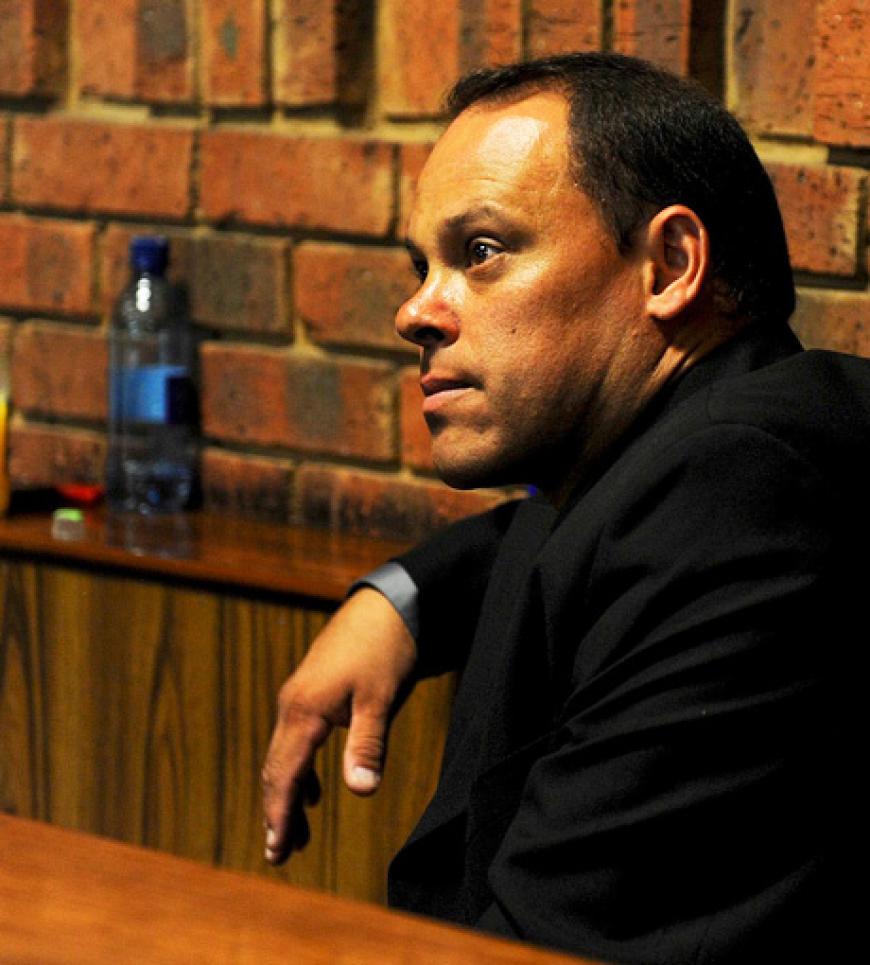 Der Chefermittler im Fall Pistorius, Hilton Botha, soll bei der Spurensicherung am Tatort Fehler gemacht haben. Heikel: Gegen ihn läuft parallel ein Verfahren wegen 7-fachen versuchten Mordes