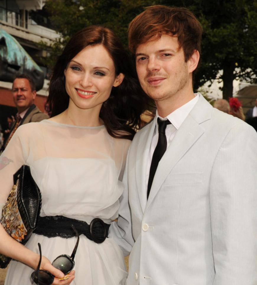 Am 24.4 erblickte Ray Holiday das Licht der Welt. Stolze Eltern sind die britische Sängerin Sophie Ellis-Bextor und ihr Ehemann, Bassist der Britpop-Band