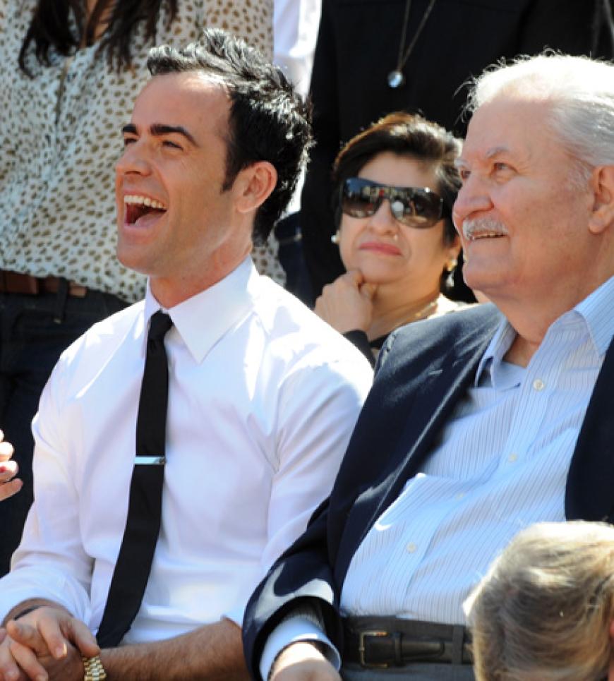 Da musste sogar Jennifers Lover Justin Theroux (neben ihrem Vater John Aniston) lachen