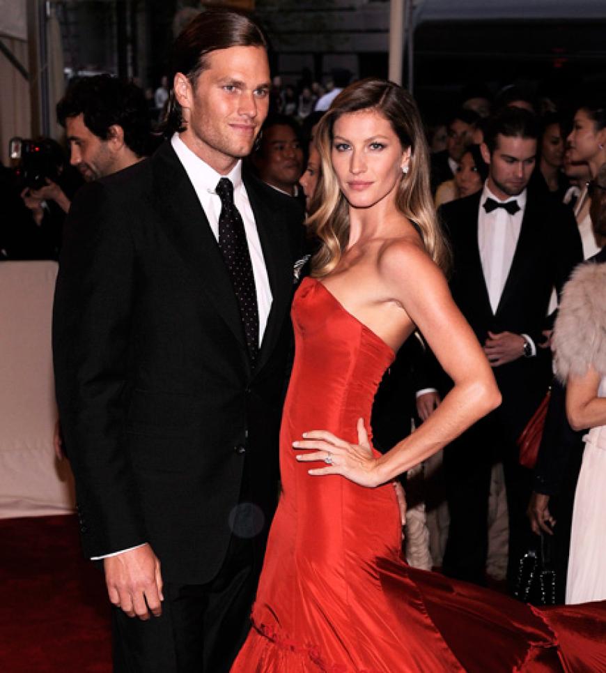 Privat ist sie mit dem amerikanischen Footballspieler Tom Brady verheiratet. Söhnchen Benjamin macht das Glück perfekt - das zweite Baby ist unterwegs