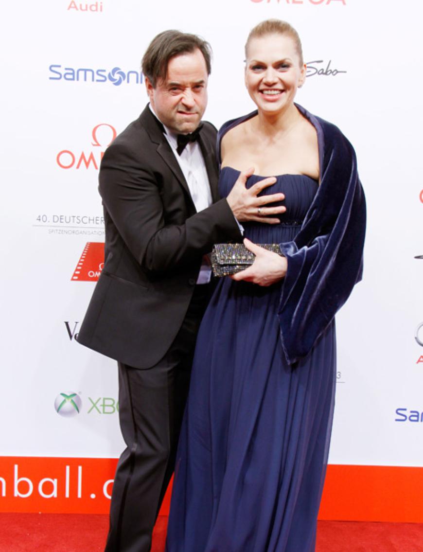 Seit 2004 ist Liefers mit Schauspielerin und Sängerin Anna Loos verheiratet, mit der er zwei Töchter hat. Die beiden leben in Berlin-Steglitz