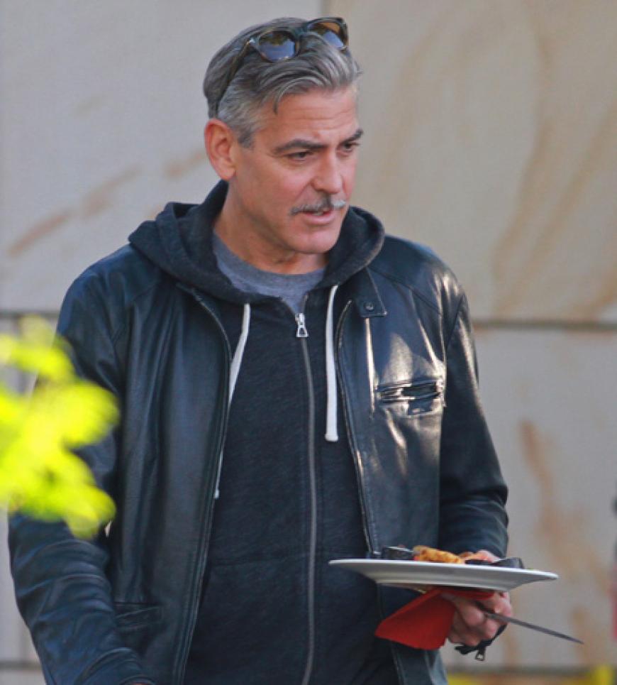 George Clooney mit Schnäuzer