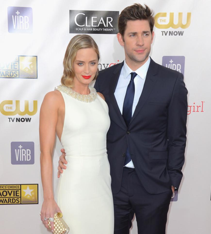 John Krasinski und Emily Blunt, die sich eine elegante Wasserwelle frisierte. Dazu knallrote Lippen und die weiße Robe von Miu Miu - perfekt!