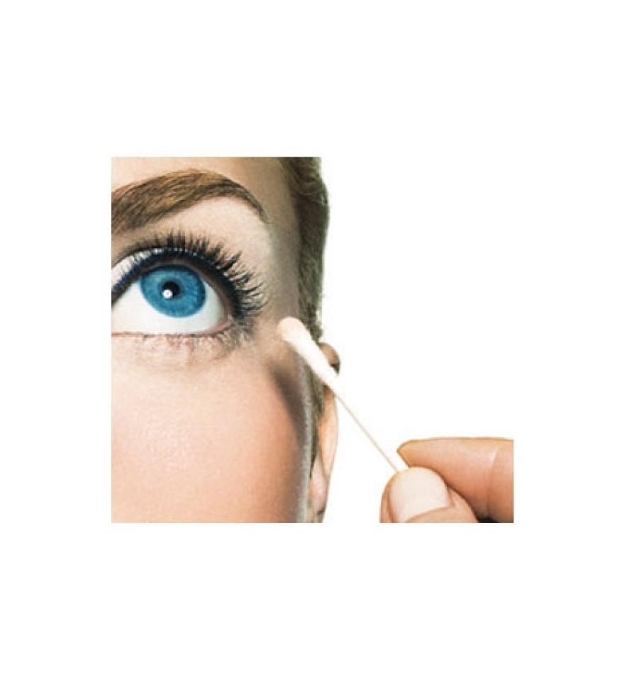 Entfernen Sie getrocknete Mascaraflecken mit einem Wattestäbchen und etwas ölfreiem Makeup-Entferner.