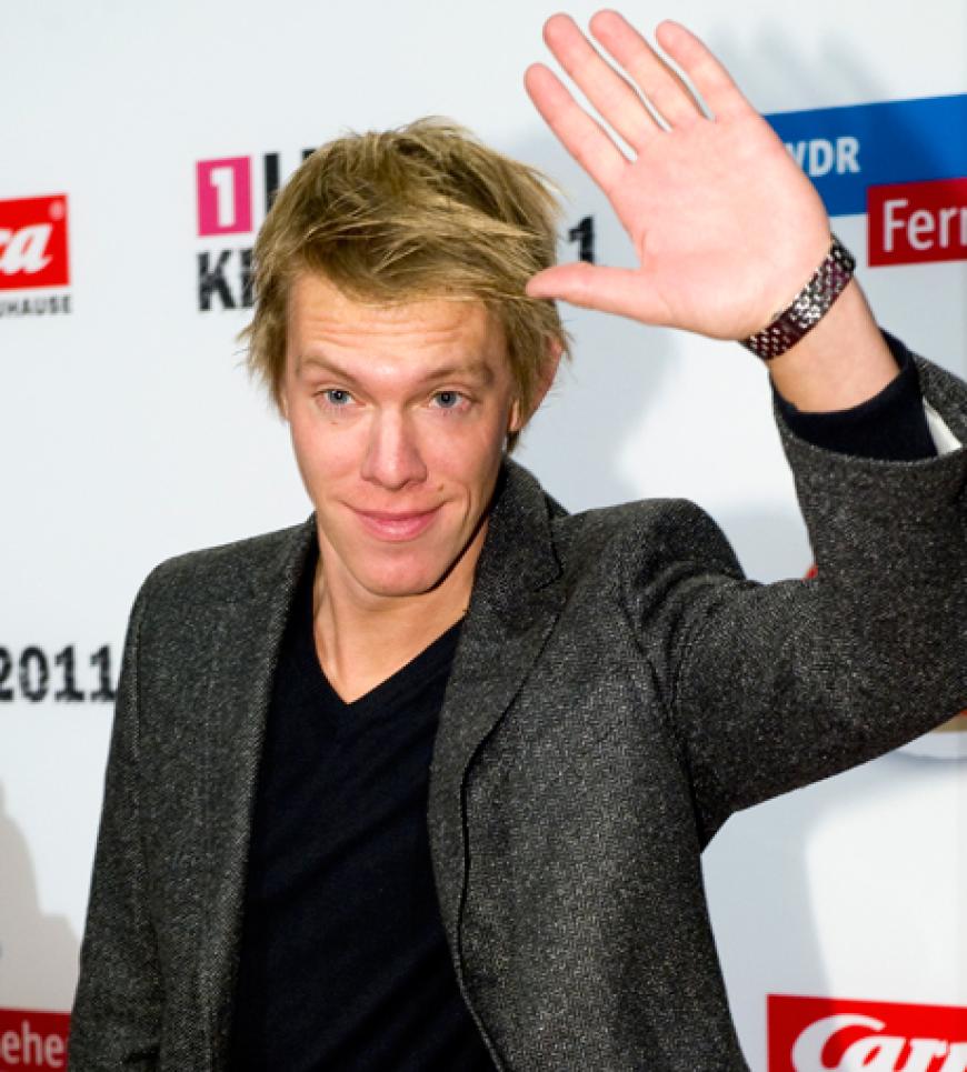 Moderator Simon Gosejohann winkte fröhlich in die Kameras